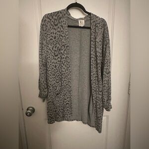 Elegant Gray Leopard Print Cardigan